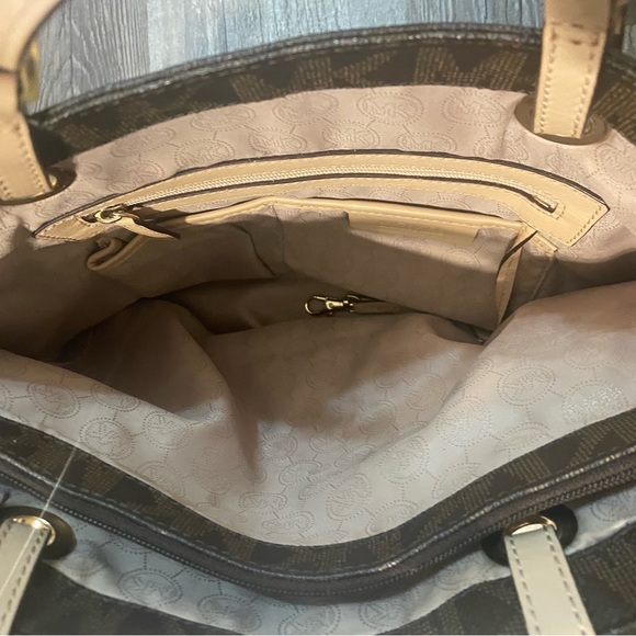 Michael Kors bag - Picture 4 of 5